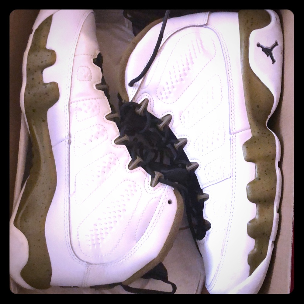 Air Jordan 8 Retro in olive green/ white and black